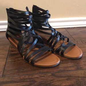😍Super cute strappy sandals😍